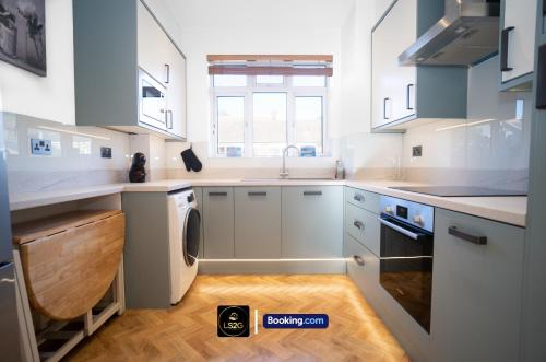 Amazing 3 Bedroom Apt By LS2G Short Lets & Serviced Accommodation Greater London With Free WIFI, Лондон