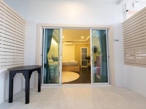 The Seathru Kohlarn near Koh Lan