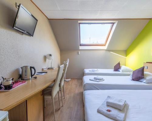 3 twin beds