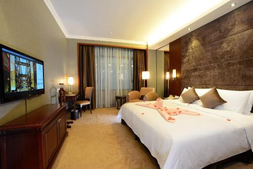 Shenzhen Hengfeng Haiyue International Hotel (Baoan) Located in Baoan District, Shenzhen Hengfeng Haiyue International Hotel (Baoa is a perfect starting point from which to explore Shenzhen. The property features a wide range of facilities to make your