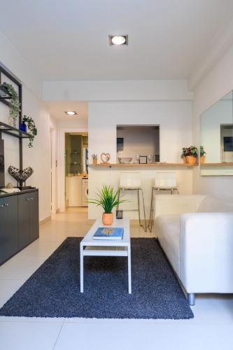 AIOLOS glyfada centre apartment 2, Афины