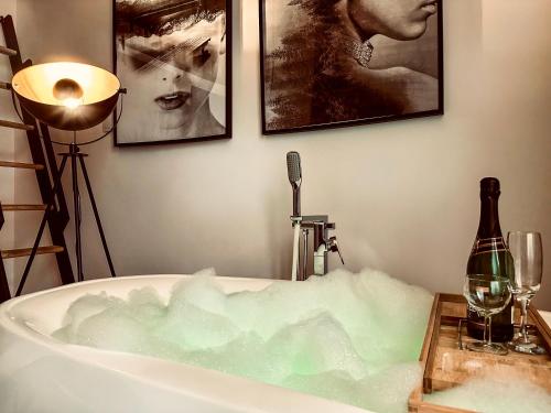 Apartment Premium Jacuzzi for couples, Old Town, Cracovia