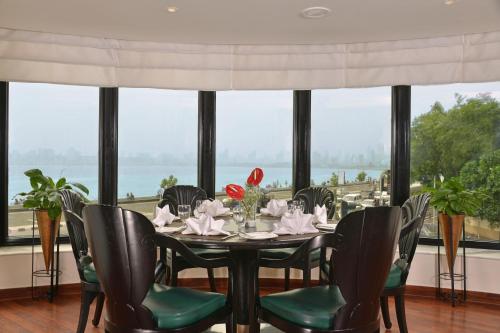 อาหารและเครื่องดื่ม, โรงแรมมารีน พลาซา มุมไบ (Hotel Marine Plaza Mumbai) near สนามกีฬาวังเฮดิ