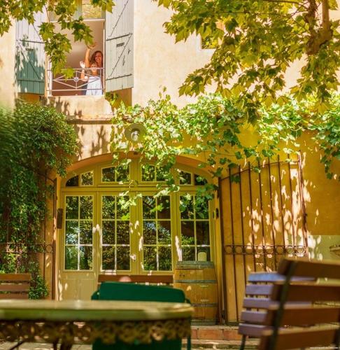 Le Domaine des Grès Luberon - Hôtel - Restaurant Sous les Platanes - Restaurant 901 côté piscine – Lagnes