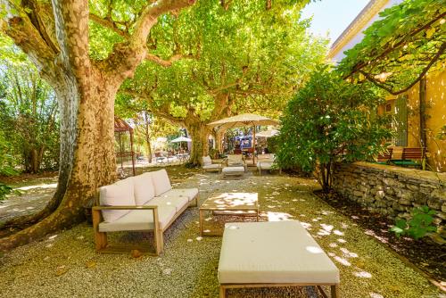 Le Domaine des Grès Luberon - Hôtel - Restaurant Sous les Platanes - Restaurant 901 côté piscine – Lagnes