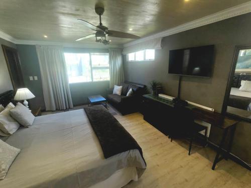 Standard King Room image 7