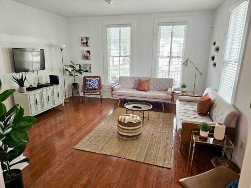 Pristine SouthernCharm Home with Pool Historic Ocala WEC HITS in Ocala, USA