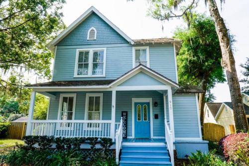 Pristine SouthernCharm Home with Pool Historic Ocala WEC HITS in Ocala, USA