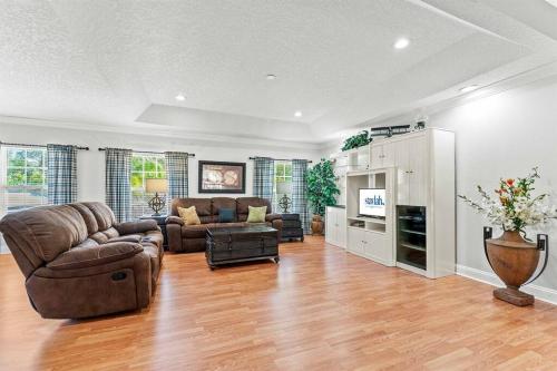 Tiki Bar & Heated Pool Jacuzzi Weddings and Events in Other