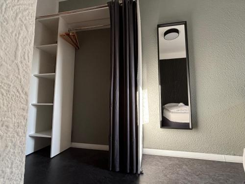 Single Room with Shower image 6