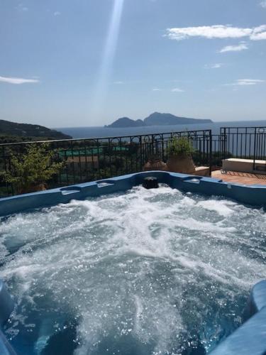 Джакузі, Hotel Villa Pina Antico Francischiello in Маса Любренсе