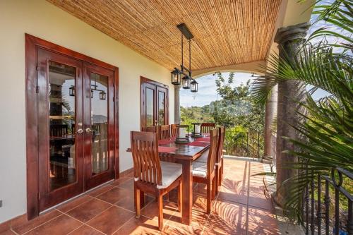 陽台/露台, Elegant 4BR Villa w Ocean views in Playa Potrero - Casa de Estrellas in 波特雷羅