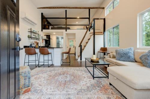 2 Bed 1 Bath-Sleeps 5 to 6 Near RRG Large Deck in Beattyville, USA