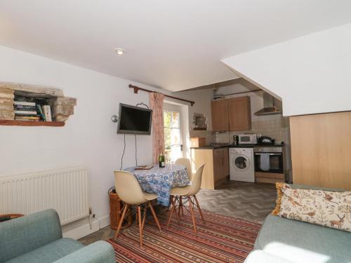 Mayfly Cottage CIRENCESTER - image 10