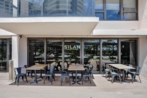 Ocean View Condo 2 BDRM 2 BA 709 in Miami Beach, USA