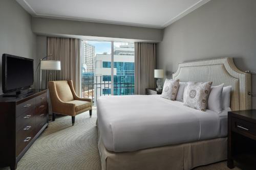 Tower Executive, 1 King Bed, Non-Smoking image 2