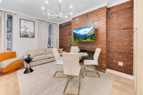 Modern 3Bd Rose Hills Manhattan Terrace Space image