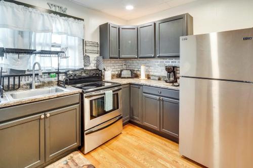 Cozy Brevard Vacation Rental 1 Block to Main St in Brevard, USA