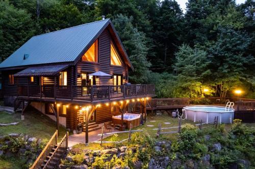Le Courchevel Luxe Chalet Private Pool Jacuzzi in Saint Adolphe D'Howard (QC)