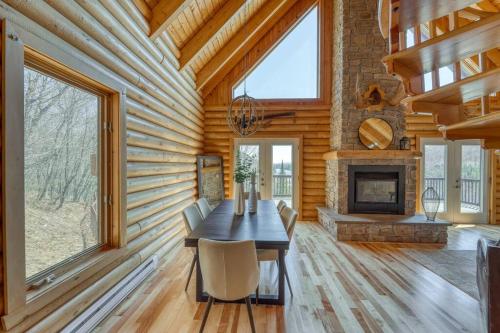 Le Courchevel Luxe Chalet Private Pool Jacuzzi in Saint Adolphe D'Howard (QC)