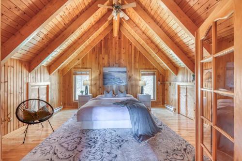 Le Courchevel Luxe Chalet Private Pool Jacuzzi in Saint Adolphe D'Howard (QC)