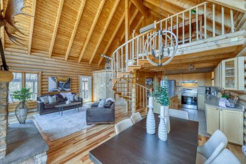 Le Courchevel Luxe Chalet Private Pool Jacuzzi in Saint Adolphe D'Howard (QC)