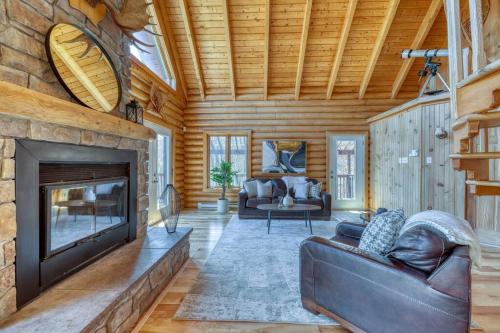 Le Courchevel Luxe Chalet Private Pool Jacuzzi in Saint Adolphe D'Howard (QC)