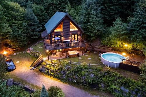 Le Courchevel Luxe Chalet Private Pool Jacuzzi in Saint Adolphe D'Howard (QC)