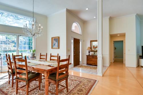 4 Mi to UGA Pet-Friendly Home in Athens in Athens, USA