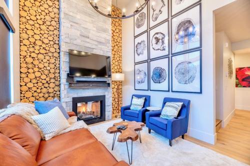 Ski Vacation Townhouse w Fireplace - Mtn Views in Silverthorne, USA