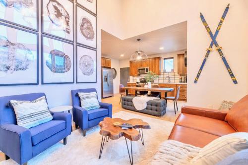 Ski Vacation Townhouse w Fireplace - Mtn Views in Silverthorne, USA