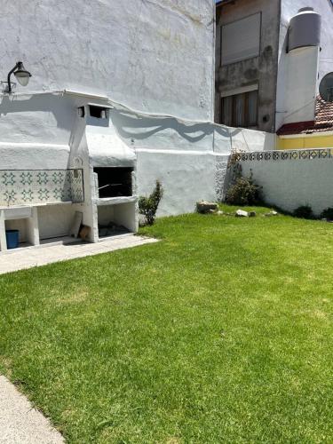 Casa en Mar Del Plata con parque, parrilla y cochera cubierta a dos cuadras del mar