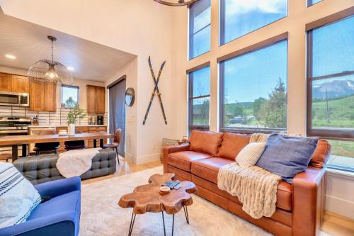 Ski Vacation Townhouse w Fireplace - Mtn Views in Silverthorne, USA