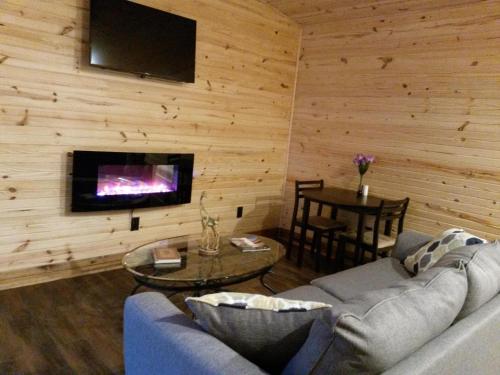 132 Catherine Park #1 Cozy Romantic Cabin on the creek in Hot Springs, USA