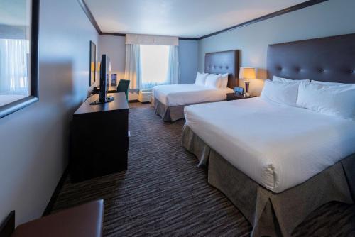 2 queen beds