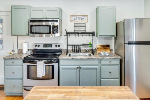 Bright Brevard Home Near Downtown & Trails in Bravard (Észak-Karolina)