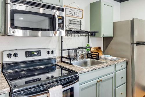 Bright Brevard Home Near Downtown & Trails in Bravard (Észak-Karolina)