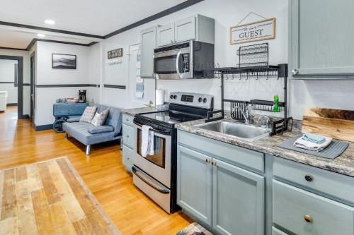 Bright Brevard Home Near Downtown & Trails in Bravard (Észak-Karolina)