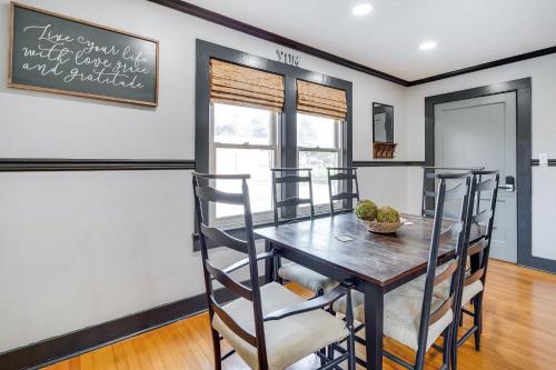 Bright Brevard Home Near Downtown & Trails in Bravard (Észak-Karolina)