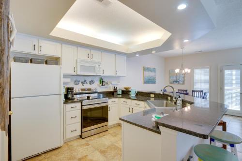 Less Than 1 Mi to Beach Condo with Wet Bar in Hilton Head in Hilton Head Island, USA