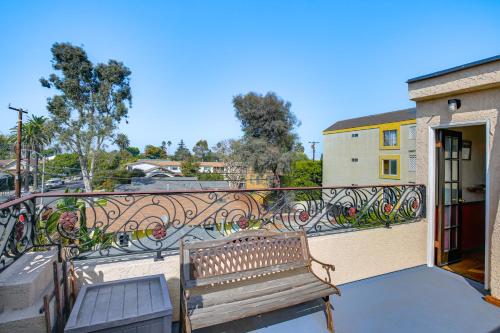 Unique Historic Home with Rooftop Deck in Long Beach in Long Beach, USA