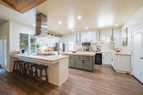 virtuve, Lavender & Vine - Downtown Retreat with Hot Tub and Fire Pit! in Templtona (CA)