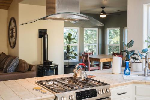 Lavender & Vine - Downtown Retreat with Hot Tub and Fire Pit! in Templtona (CA)