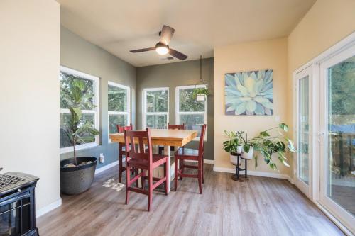 Iekārtas, Lavender & Vine - Downtown Retreat with Hot Tub and Fire Pit! in Templtona (CA)