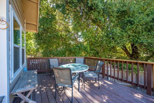 Iekārtas, Lavender & Vine - Downtown Retreat with Hot Tub and Fire Pit! in Templtona (CA)