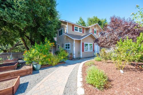 Viesnīcas āriene, Lavender & Vine - Downtown Retreat with Hot Tub and Fire Pit! in Templtona (CA)