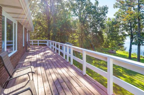 . Lakefront Arkansas Escape w/ Grill, Dock & Kayaks!