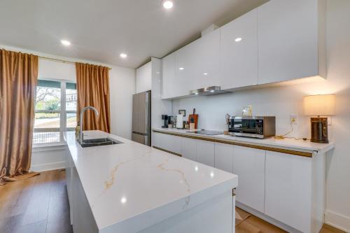 Lake-View Retreat with Grill in Eagle Rock!