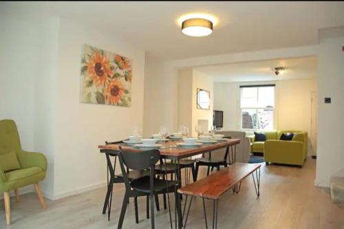 Modern Luxury 4 Bed House in Heart of Macclesfield in Macclesfield Központ