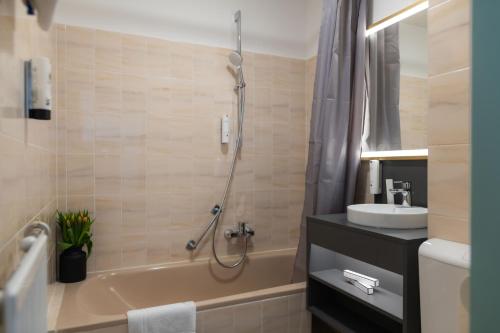 Standard Double Room image 6